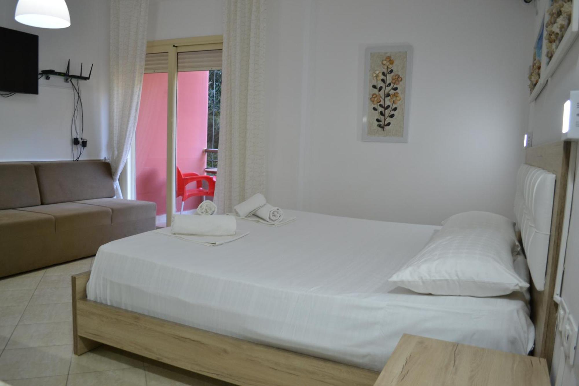 Seashell Art Decor Studio & Parking Vlore Exterior photo